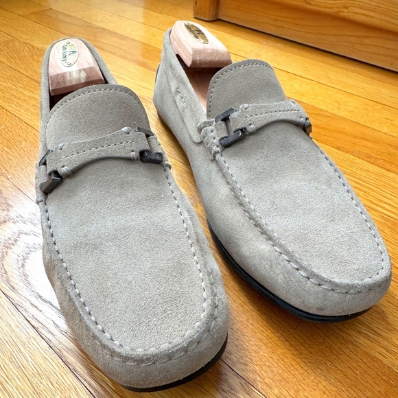 TOD’S TAN SUEDE DRIVING BIT LOAFERS